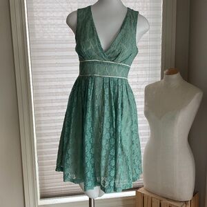 Forever 21 sleeveless sage green dress with lace overlay. Zippered back. S 💚💚💚